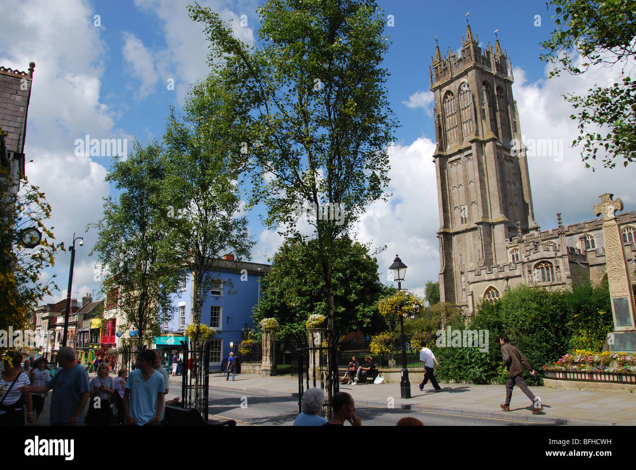 Glastonbury High Street avec l'église de St Jean le Baptiste Angleterre Somerset Banque D'Images