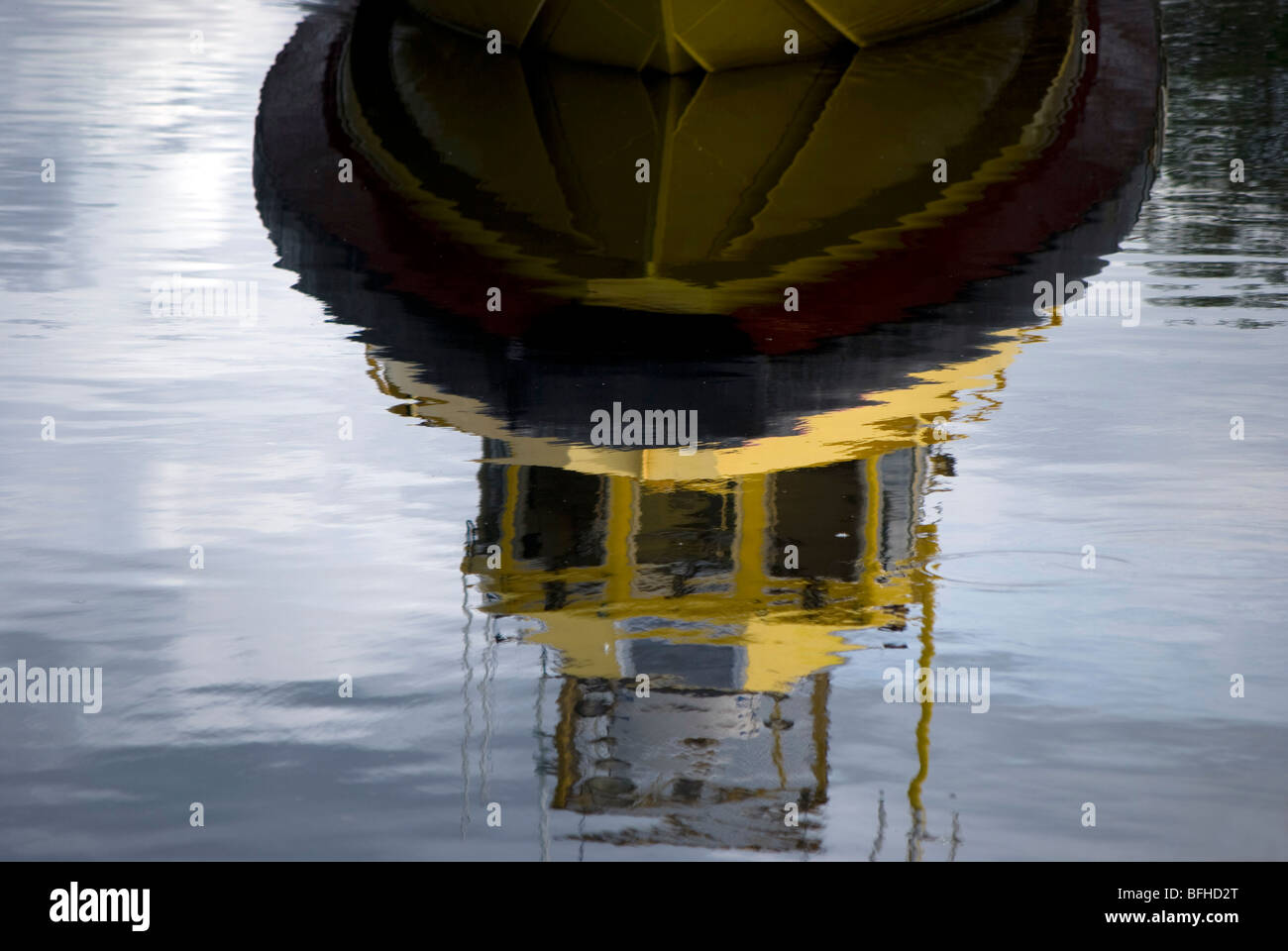 Reflet d'une plate-forme pétrolière soutenir bateau sur le Canal Calédonien à Inverness, dans les Highlands écossais. Banque D'Images