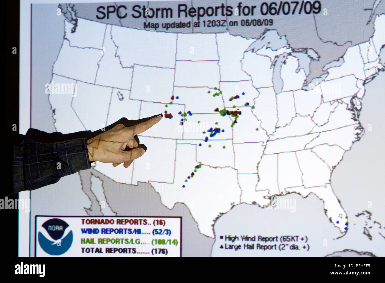 Docteur Eric Rasmussen points à une carte météo à Wichita, Kansas, USA, le 9 juin 2009 Banque D'Images