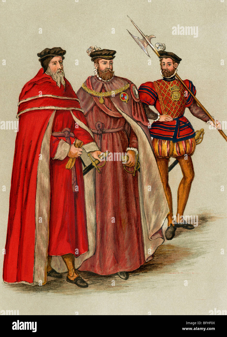 Deux homologues, dans leurs robes, et un halberdier pendant le règne d'Elizabeth, années 1500. Lithographie couleur Banque D'Images