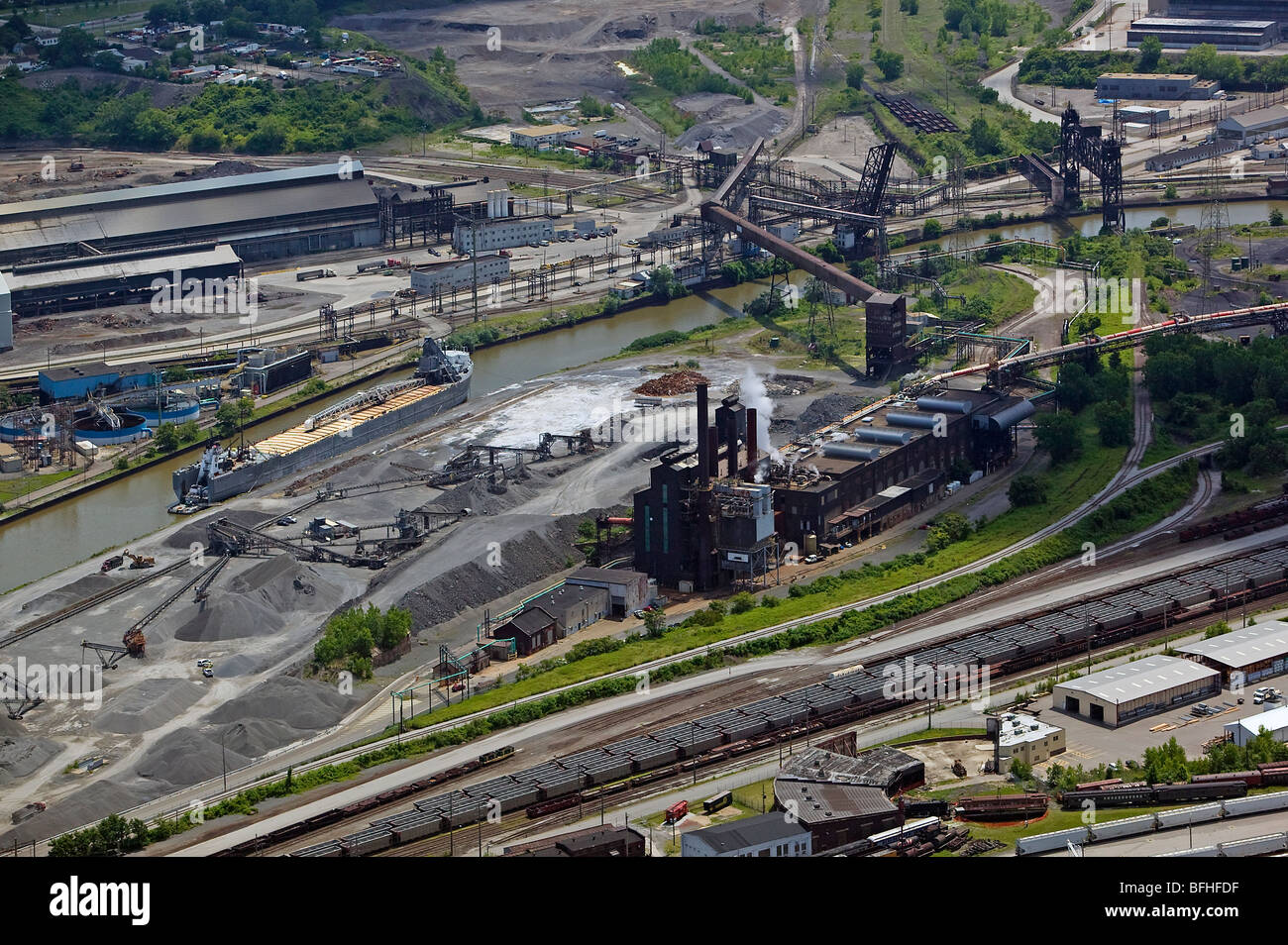 Vue aérienne au-dessus de Cleveland steel mills à rivière Cuyahoga Banque D'Images