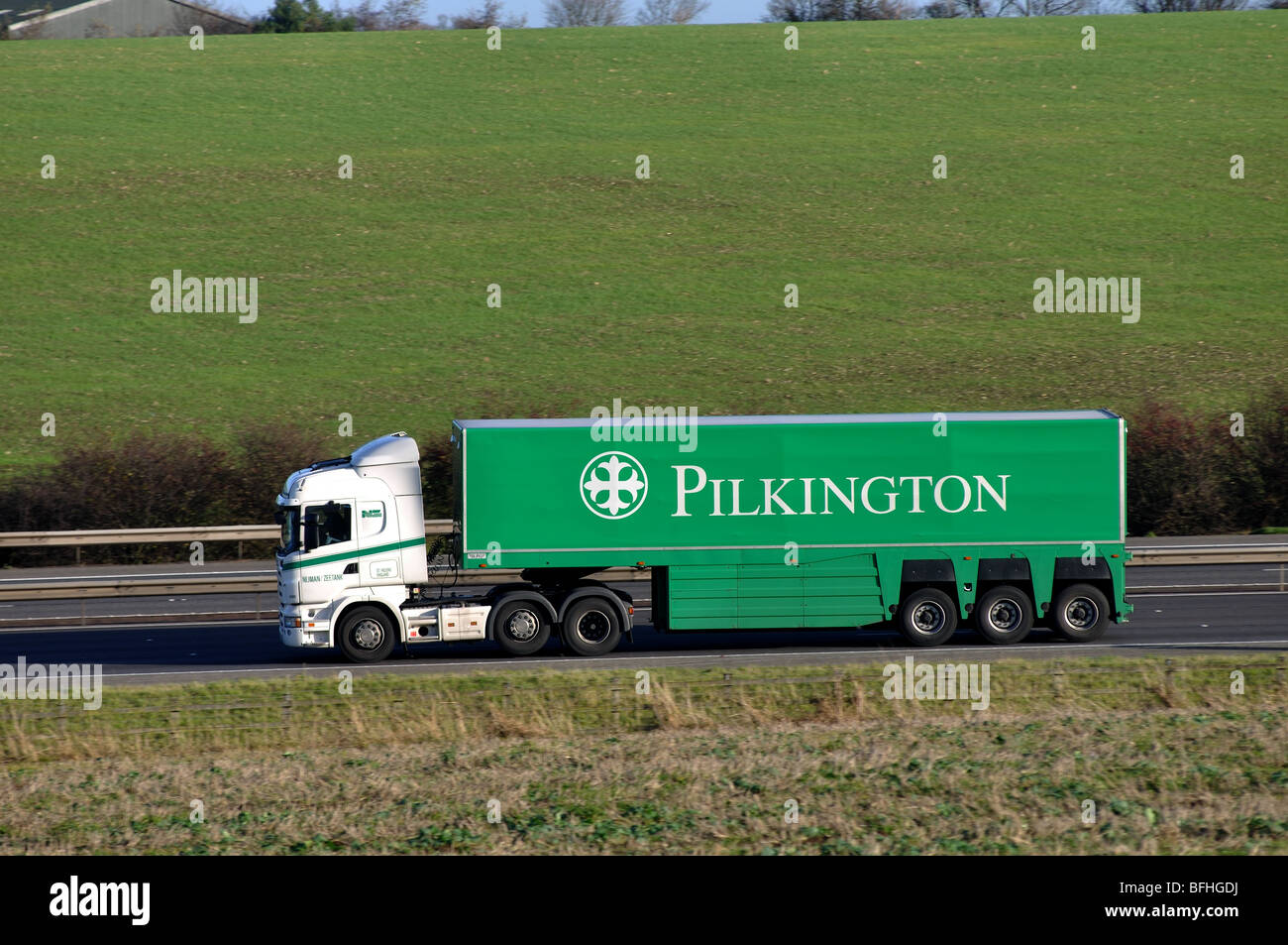 Pilkington Glass camion sur l'autoroute M40, Warwickshire, England, UK Banque D'Images