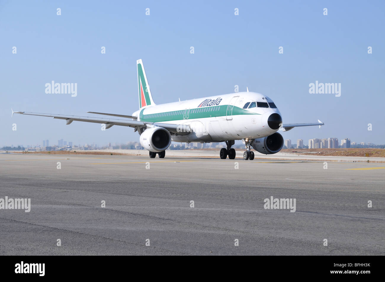L'aéroport international Ben Gourion, Israël Alitalia passenger jet prêt à décoller Banque D'Images
