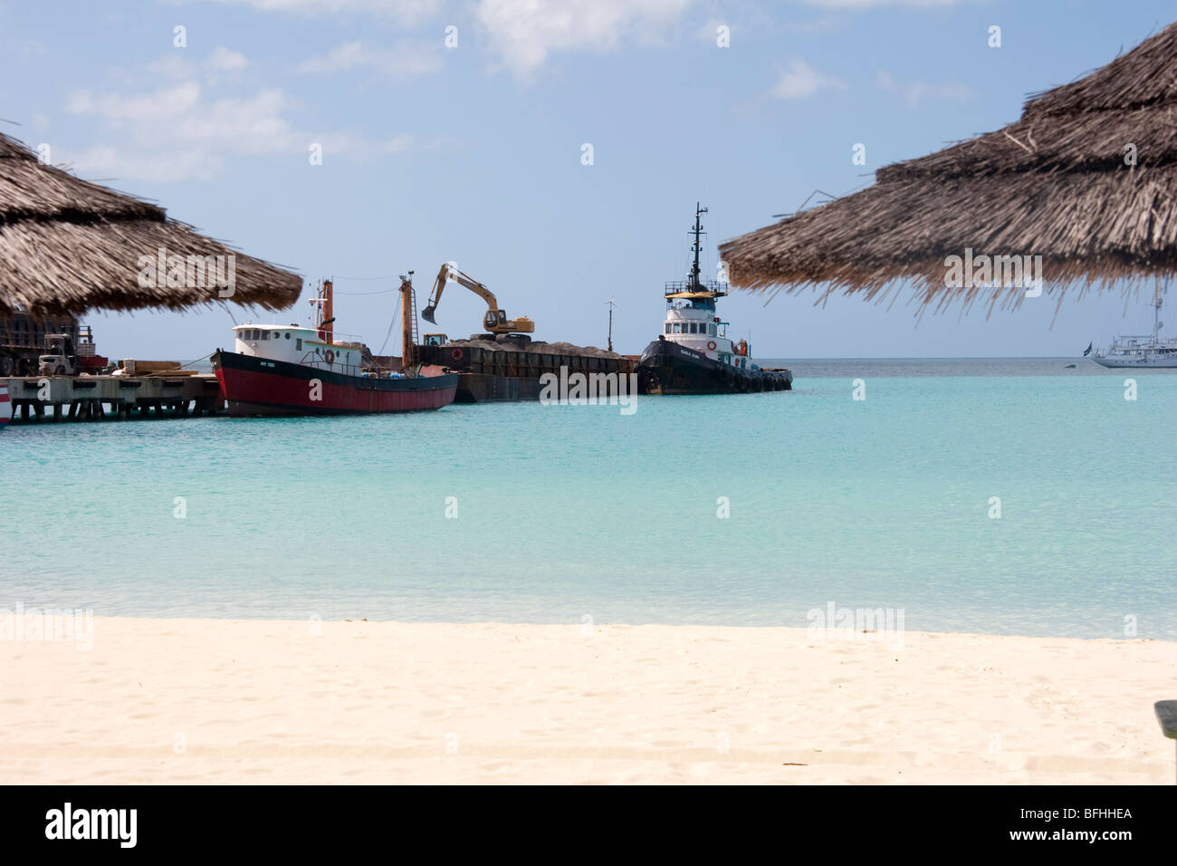 Le quai commercial à Road Bay, Sandy Ground, Anguilla, Antilles Banque D'Images