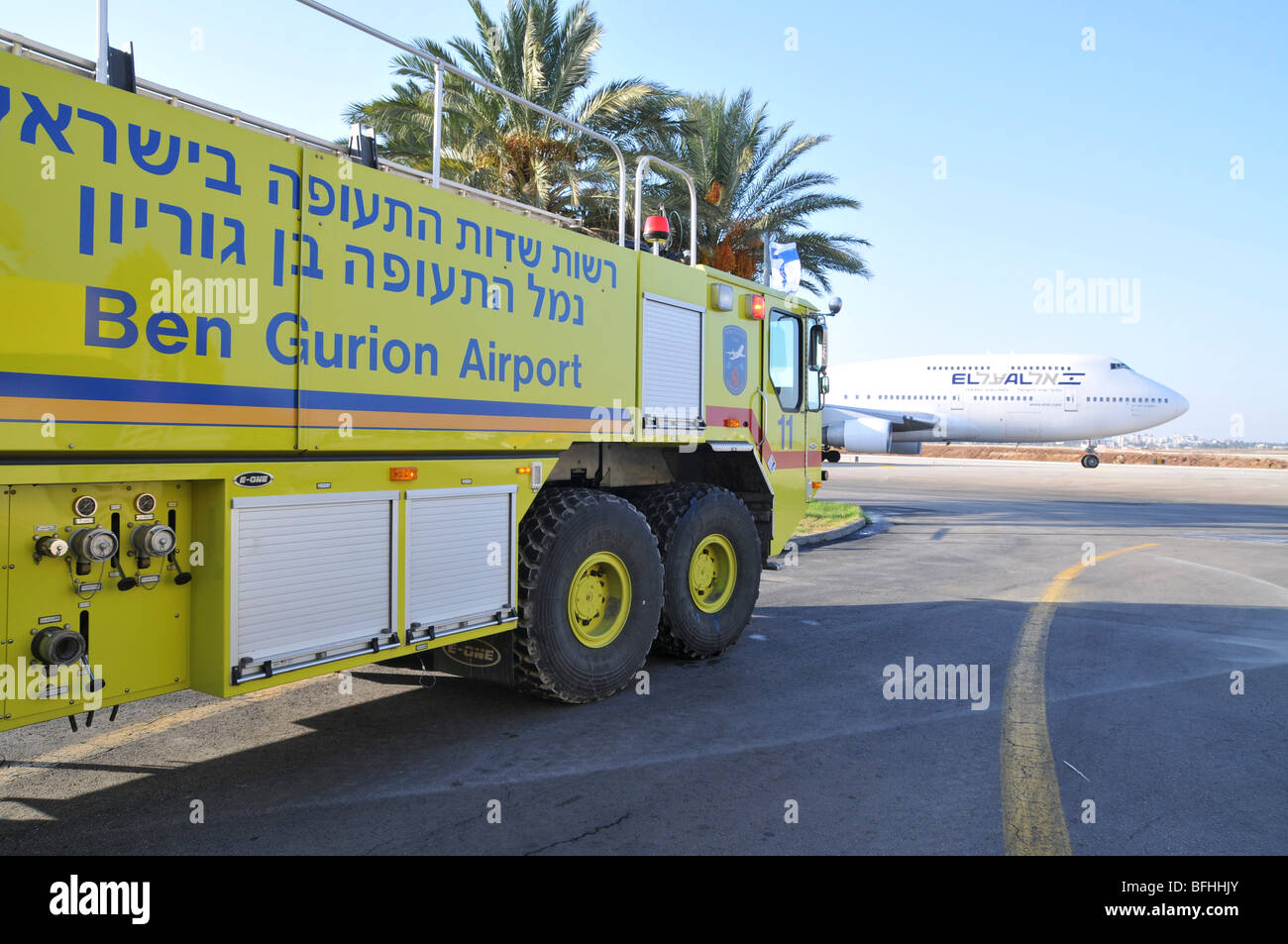 L'aéroport international Ben Gourion, Israël Boeing 747-400 El-Al passenger jet prêt à décoller. Banque D'Images