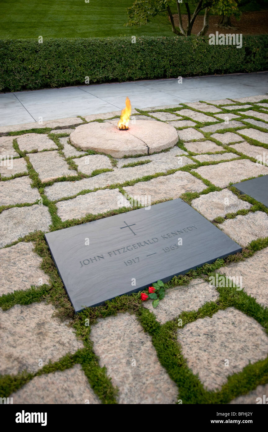 John F Kennedy Memorial tombe tombe, le Cimetière National d'Arlington, Washington DC USA Banque D'Images