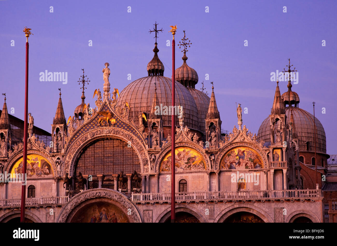 Douce lumière du coucher de soleil sur l'architecture détaillée de la basilique San Marco à Venise, Vénétie Italie Banque D'Images