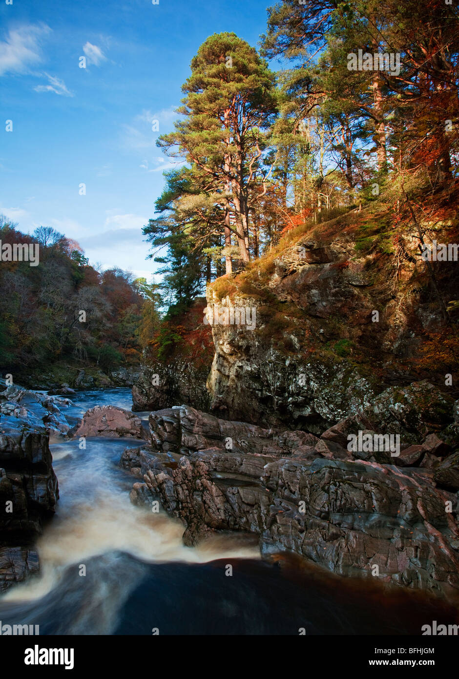 Dans gorge rocheuse de la rivière Findhorn Banque D'Images