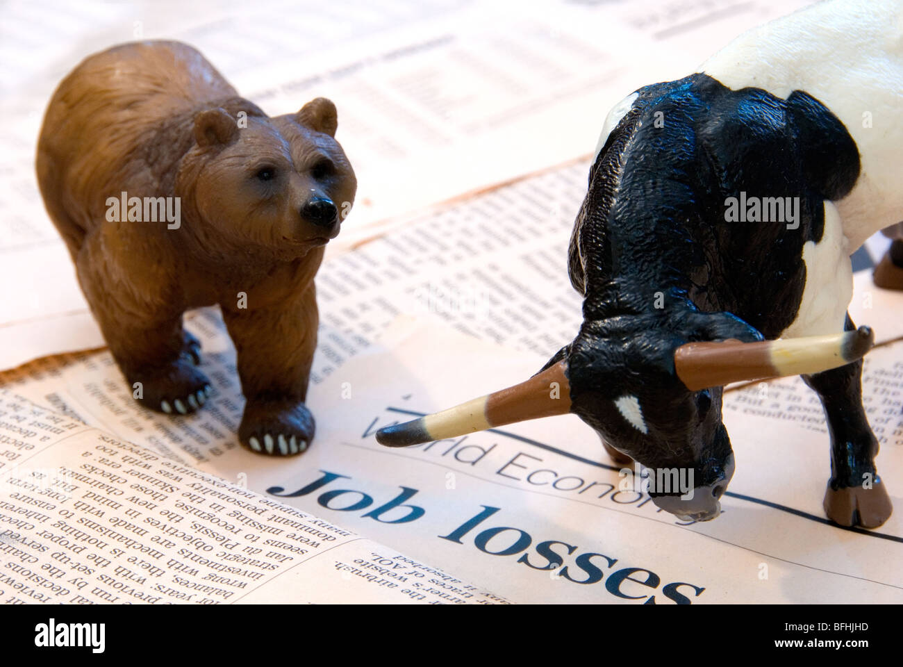 Un taureau et portent sur l'économie mondiale rapports de pertes d'Emploi représentant les marchés financiers Banque D'Images
