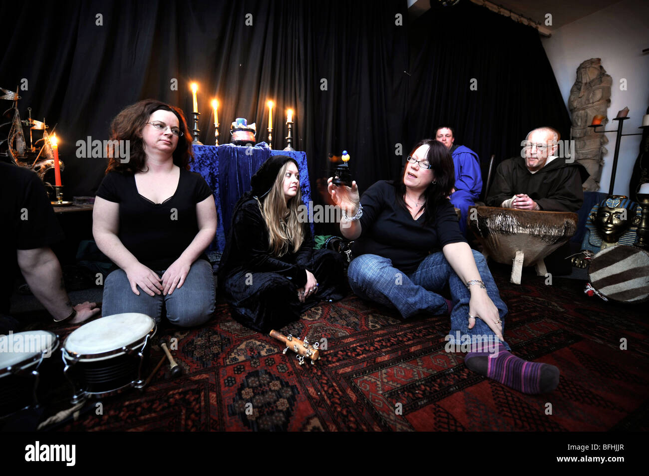 Un rassemblement de druides le Dolmen Grove à Dorchester Dorset sur la veille de l'équinoxe du printemps, mars 2008 Banque D'Images