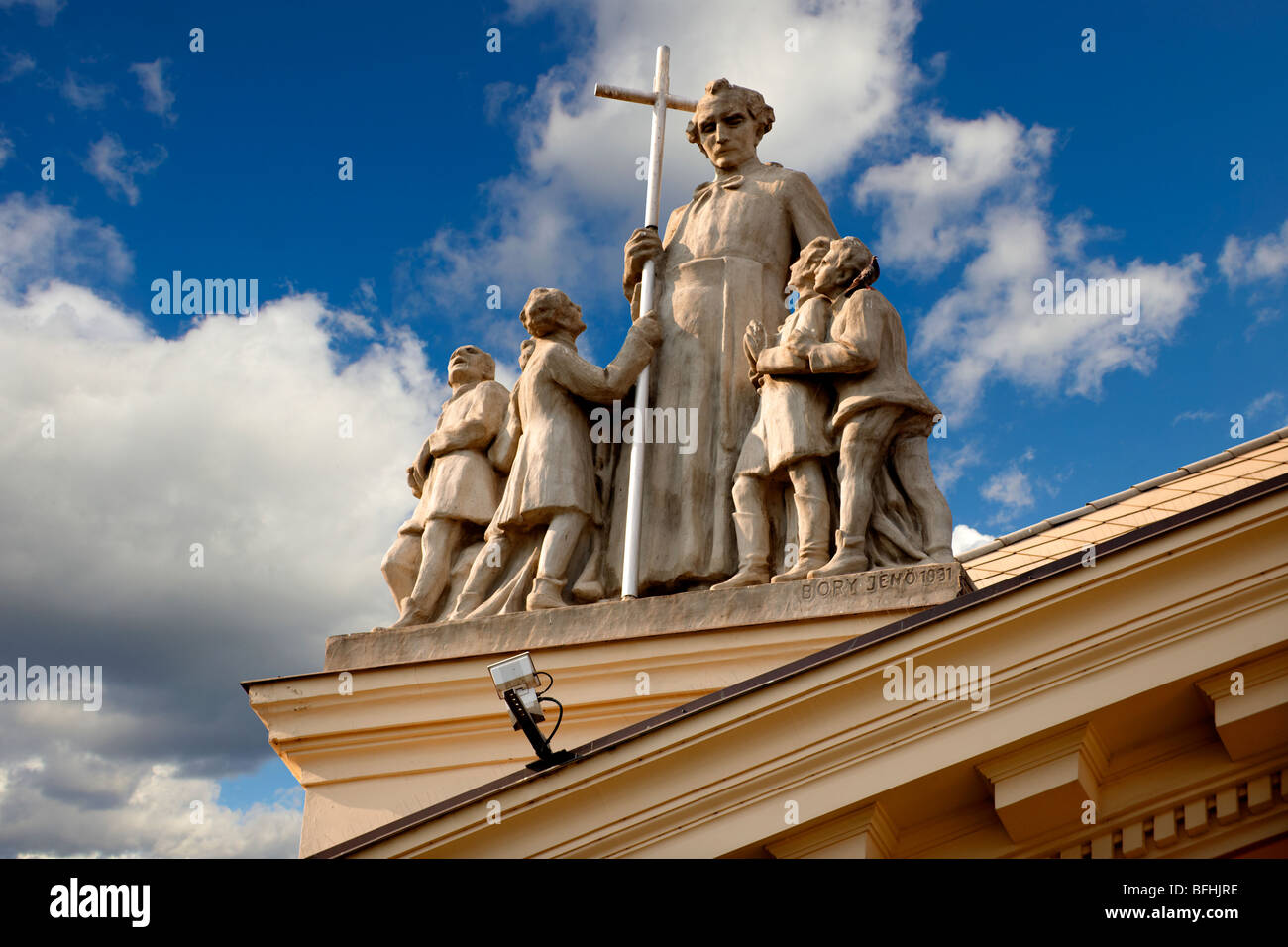 Sur une statue de l'école néo-classique- Kecskemet , Hongrie Banque D'Images