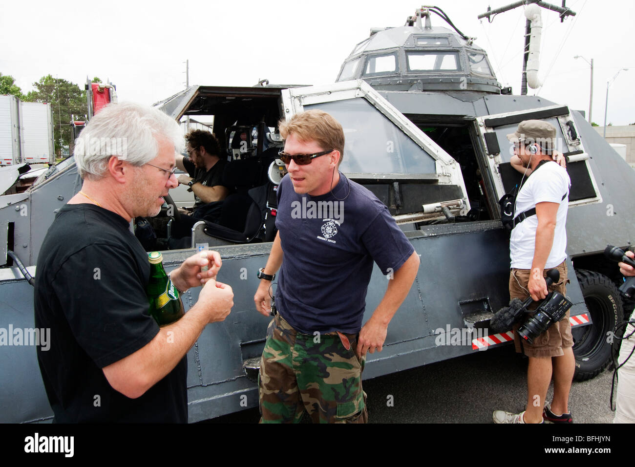 Le Dr. Josh Wurman parle avec Tornado intercepter le véhicule 2 conducteur Ronan Nagle dans l'ouest du Kansas, USA. Banque D'Images