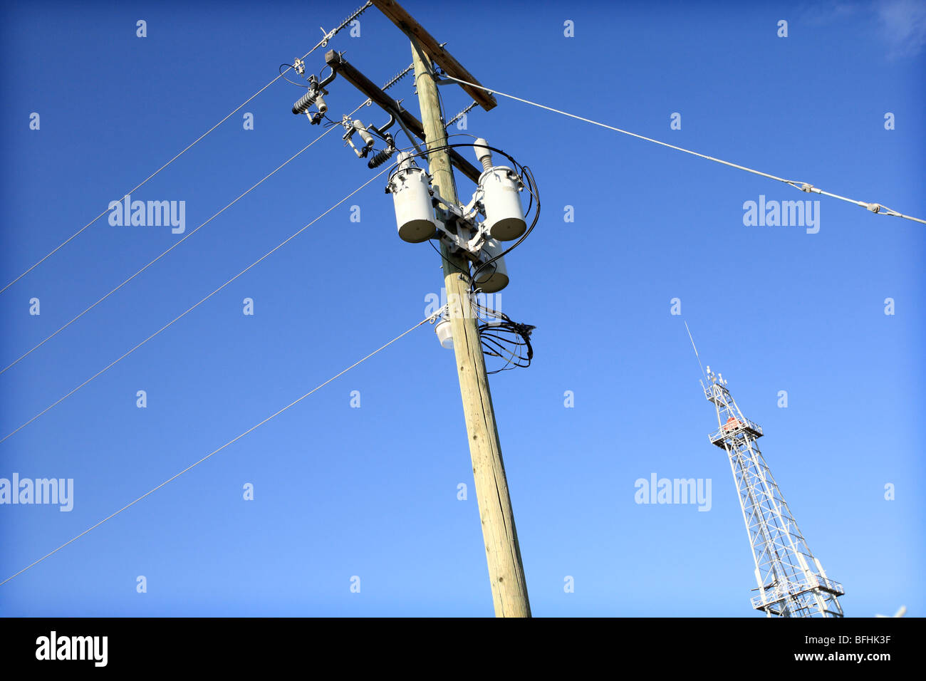 Les lignes d'alimentation et le forage pétrolier derrick. Banque D'Images