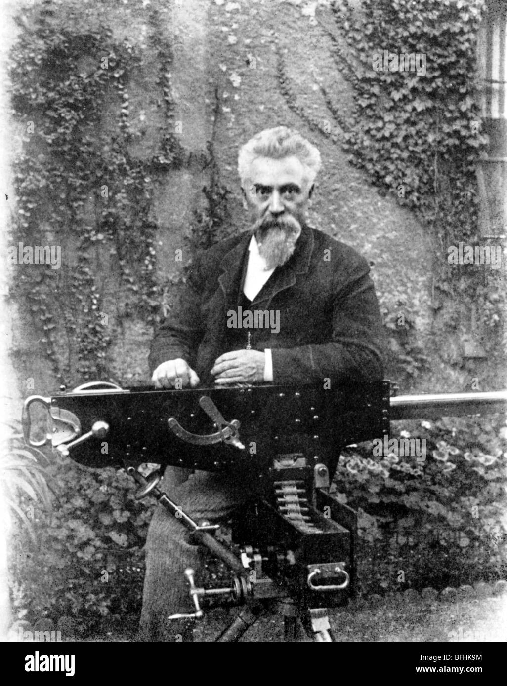 La première mitrailleuse, qui a tiré 666 coups par minute, avec son inventeur Le Dr Hiram Maxim en 1885 Banque D'Images
