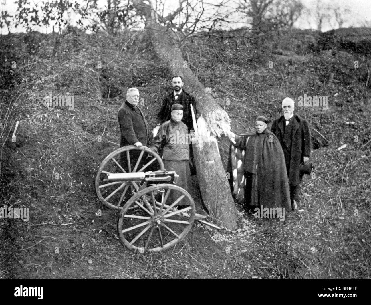 Canon Maxim Démonstration, à l'ambassadeur chinois Li Hung Chang à Pinner en 1896, avec Albert Vickers et Sigmund Loewe Banque D'Images