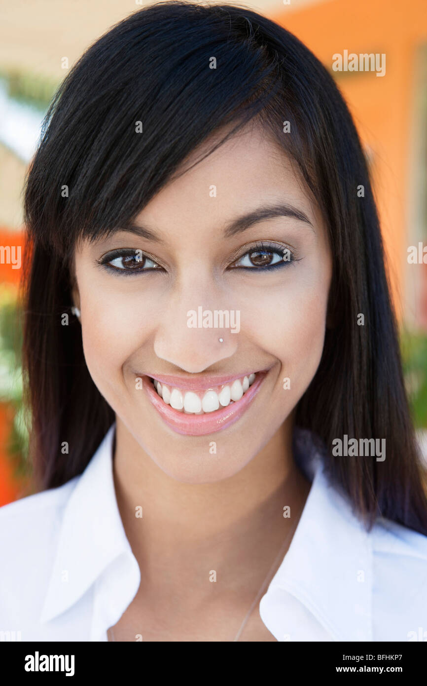 Jeune femme avec des Piercing Nez Photo Stock - Alamy