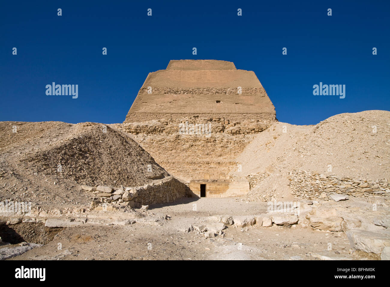 La Pyramide Maidum connu sous le nom de "Pyramide effondrée de Maidum Meidoum ou près du Fayoum, vallée du Nil, en Égypte. Banque D'Images