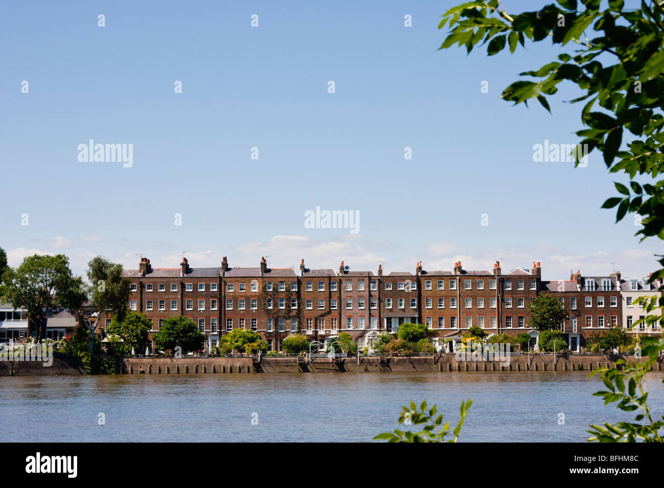Maisons au bord de Chiswick Mall comme vu de la Tamise en été. Banque D'Images