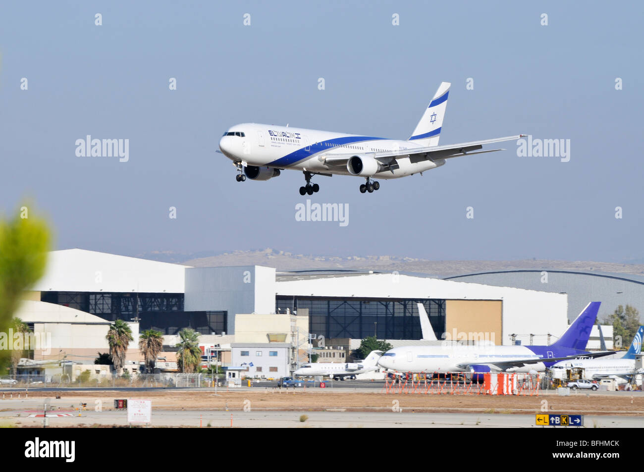 L'aéroport international Ben Gourion, Israël El Al 767-300 landing Banque D'Images