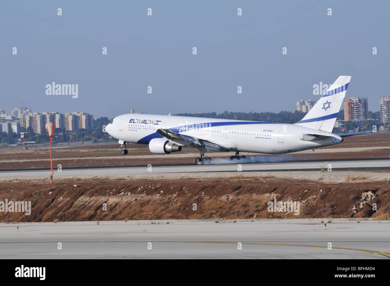 L'aéroport international Ben Gourion, Israël El Al 767-300 landing Banque D'Images