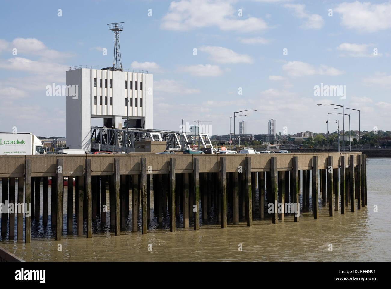 La traversée en ferry de Woolwich la Tamise à partir de North Woolwich London, UK Banque D'Images