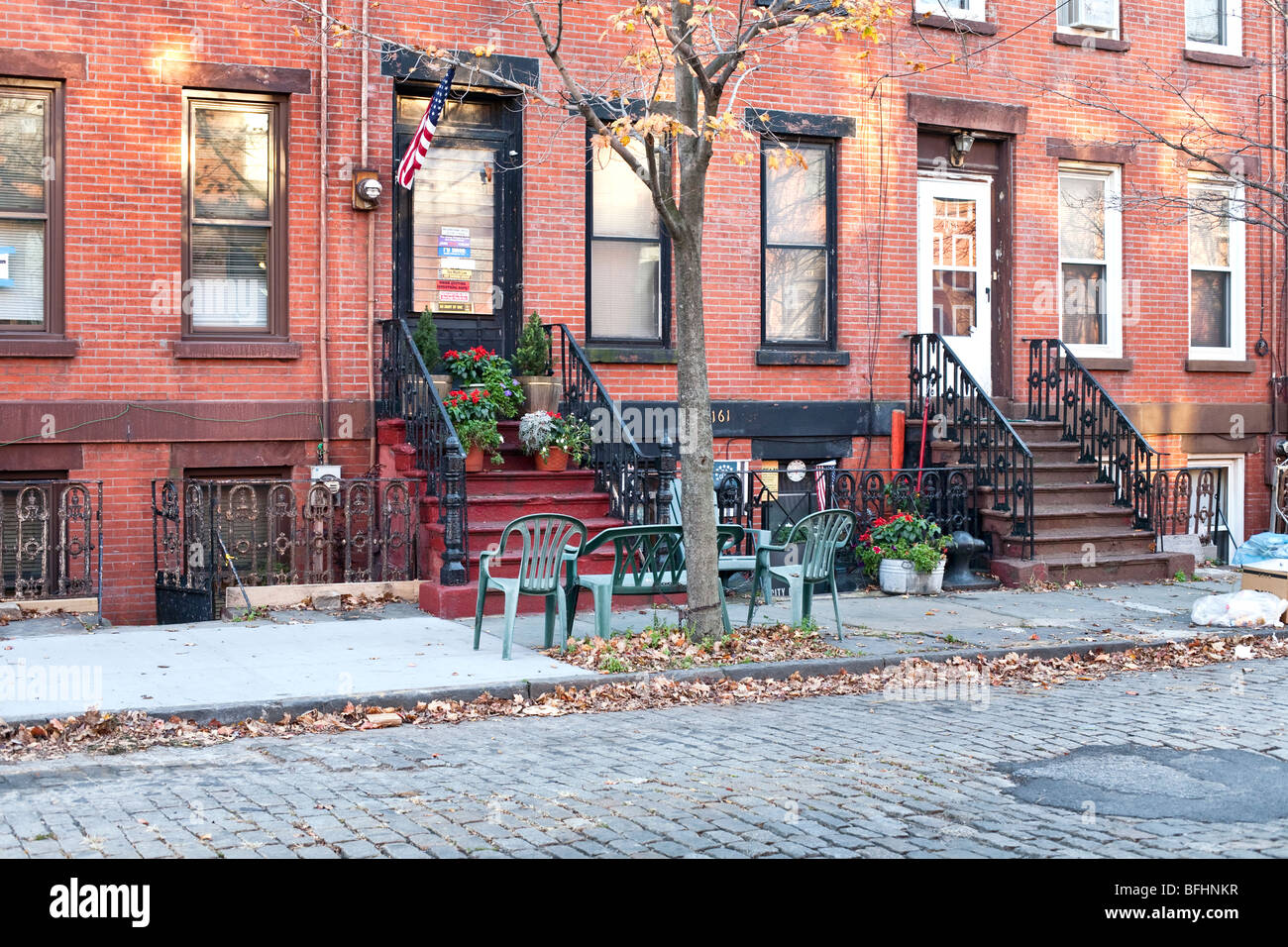 Rez-de-chaussée vue charmante vieille brique restauré les maisons en rangée sur rue Coffey dans une zone d'embourgeoisement Red Hook Brooklyn New York Banque D'Images