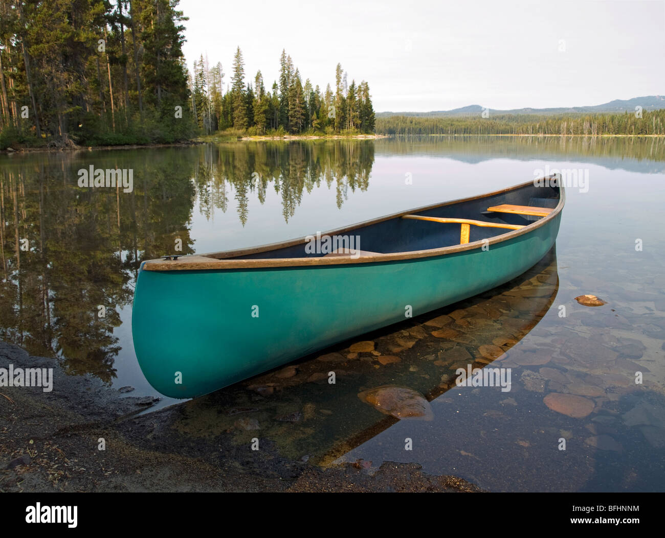 Canoë sur un lac de montagne dans l'Oregon des Cascades le long de la
