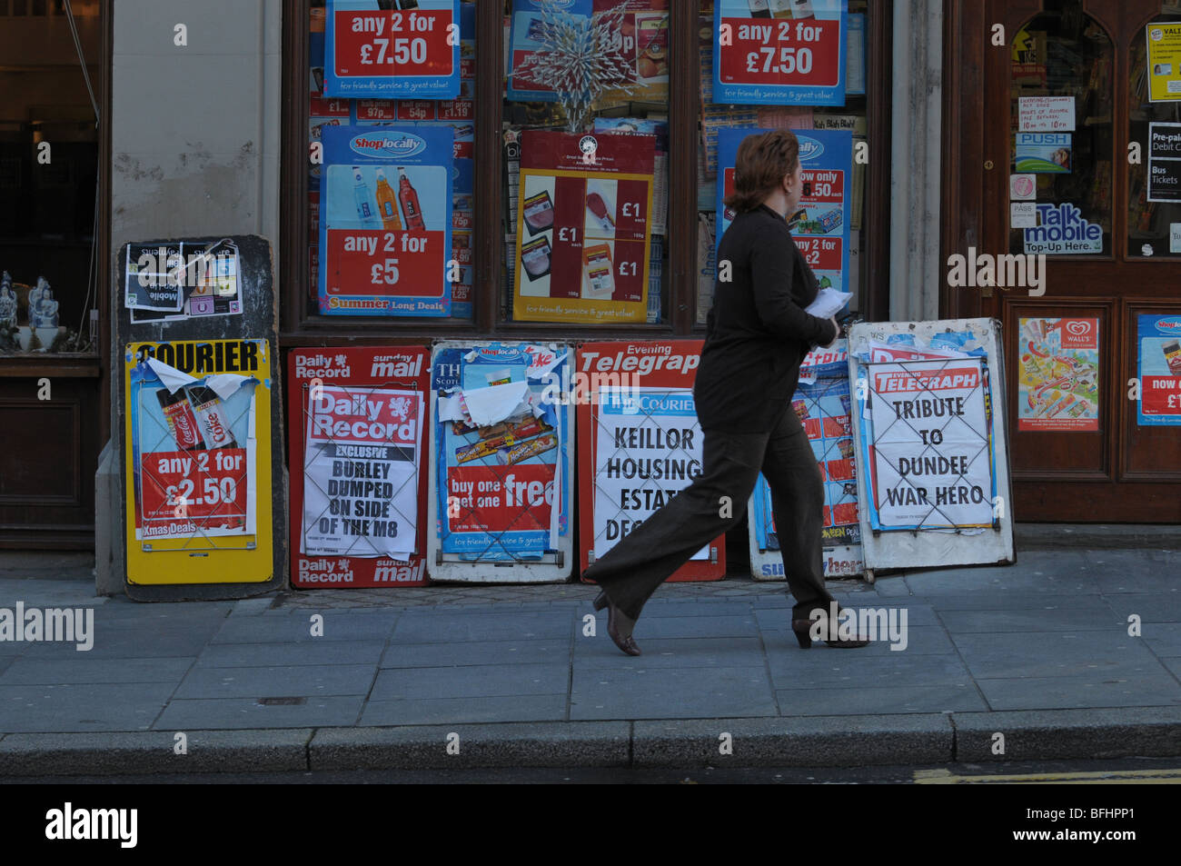 Manchettes de journaux sur les affiches publicitaires à l'extérieur d'un marchand de journaux. Banque D'Images