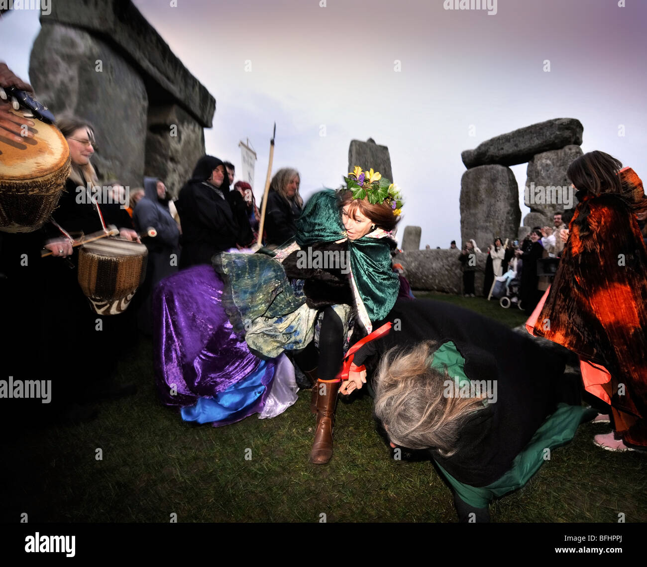 Druides célébrer l'équinoxe du printemps à Stonehenge Mars 2008 - un couple de voyage alors que 'Sautez par-dessus le Stick à un rituel à la mer Banque D'Images