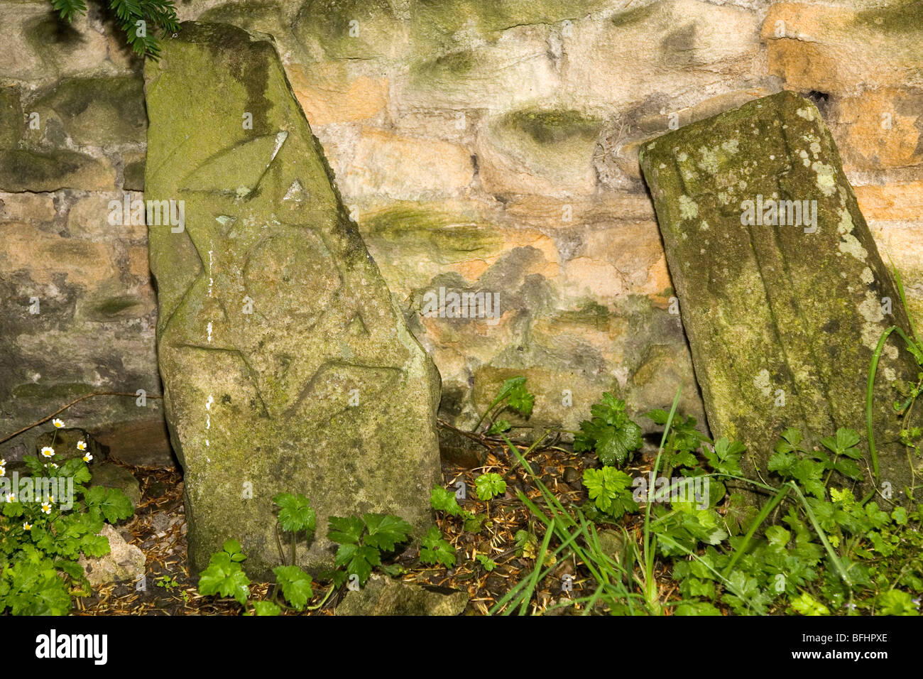 Pierres tombales cassées à St Mary's Churchyard à Barnard Castle dans le comté de Durham, Angleterre. Banque D'Images