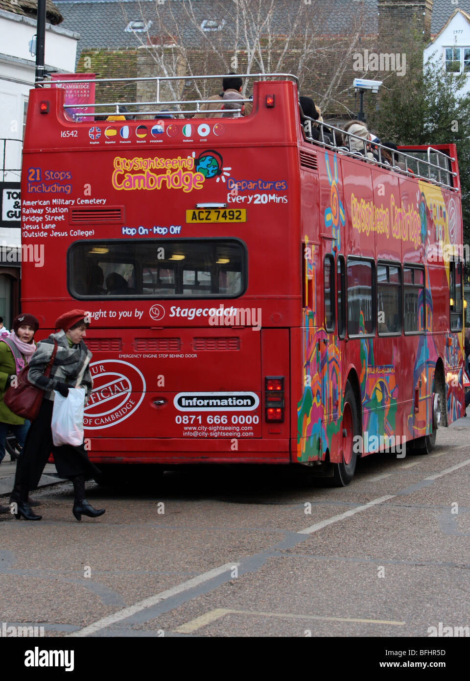 Un bus à toit ouvert, rouge à Cambridge, Angleterre. Banque D'Images