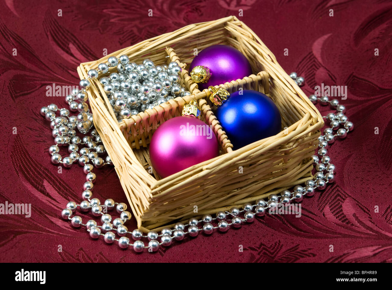 Arbre de Noël boules colorées disposées en panier avec décor en argent Banque D'Images