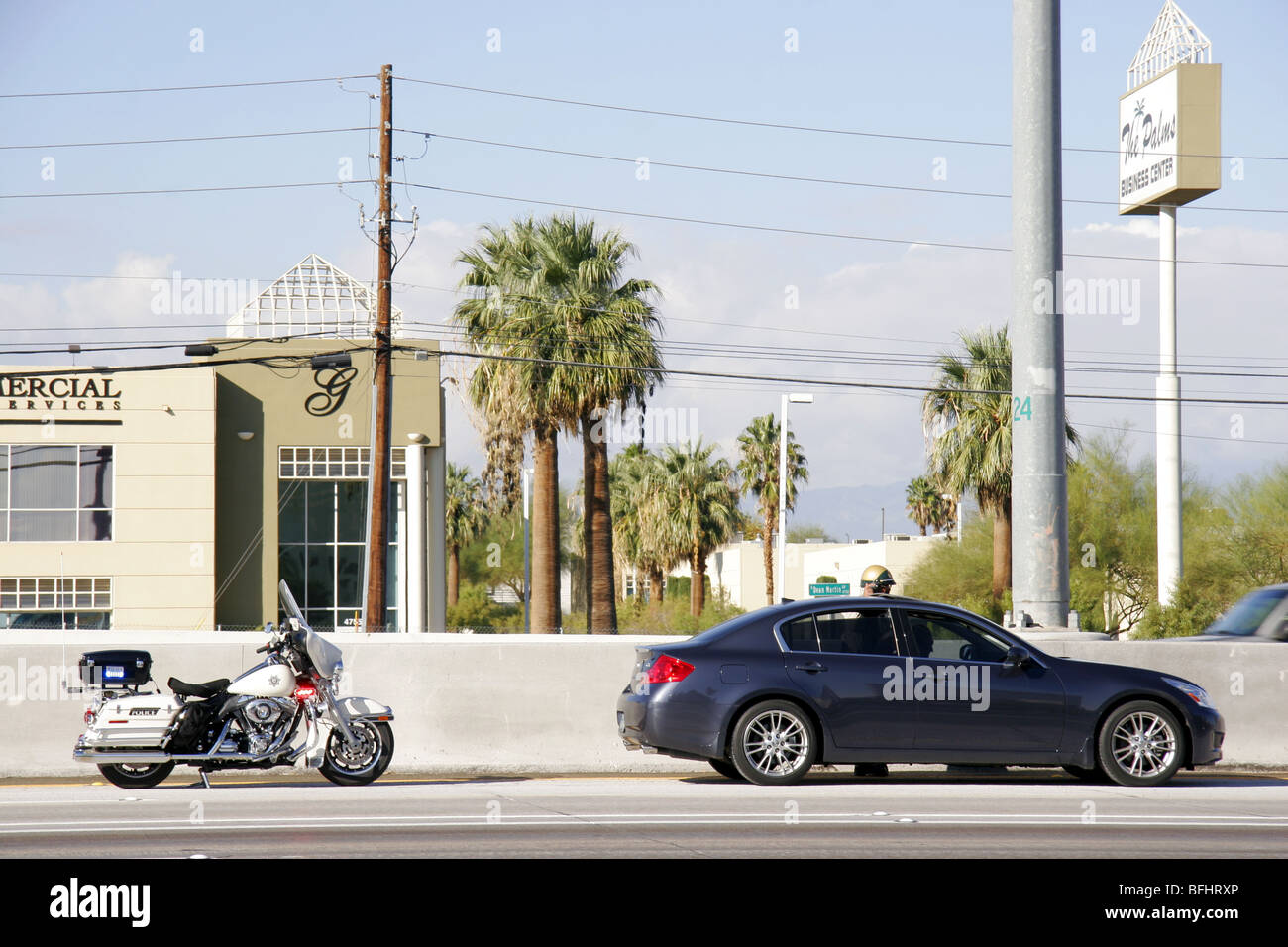 Las Vegas moto de la Police métropolitaine de la circulation générale pour le conducteur d'une voiture s'est arrêtée pour une infraction au Code. Banque D'Images