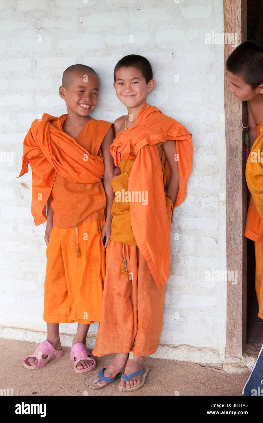 Trois moines novices à une école rurale Myanmar Banque D'Images