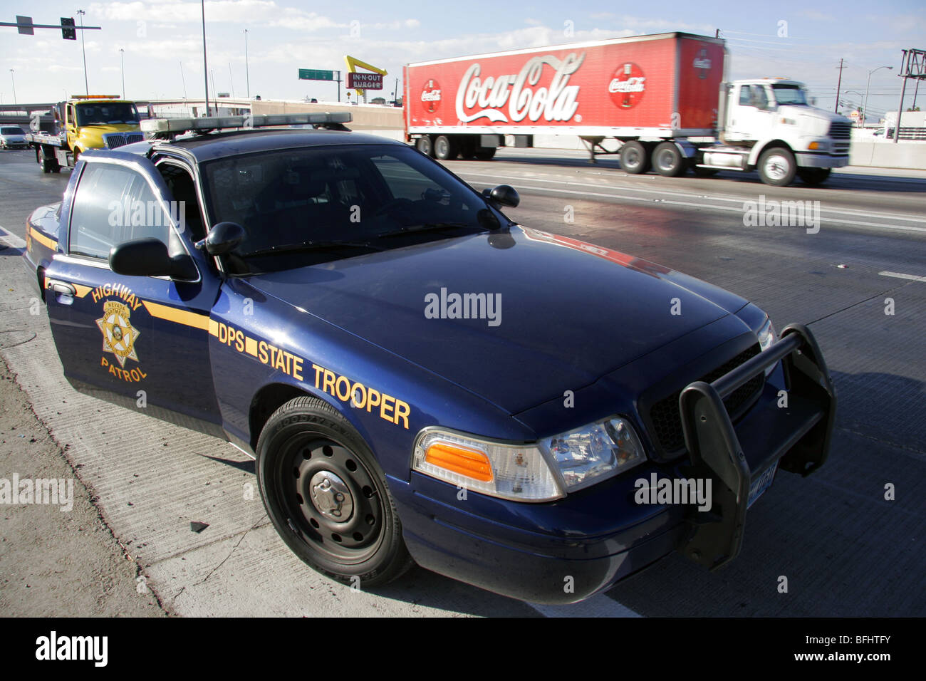 Coca Cola camion passant Nevada Highway Patrol State Trooper véhicule, Las Vegas. Banque D'Images