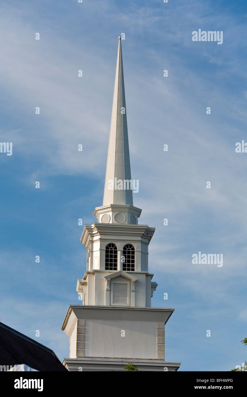 Ocala, FL - Mars 2008 - clocher de l'église blanche sur fond de ciel bleu avec nuages filandreux Banque D'Images