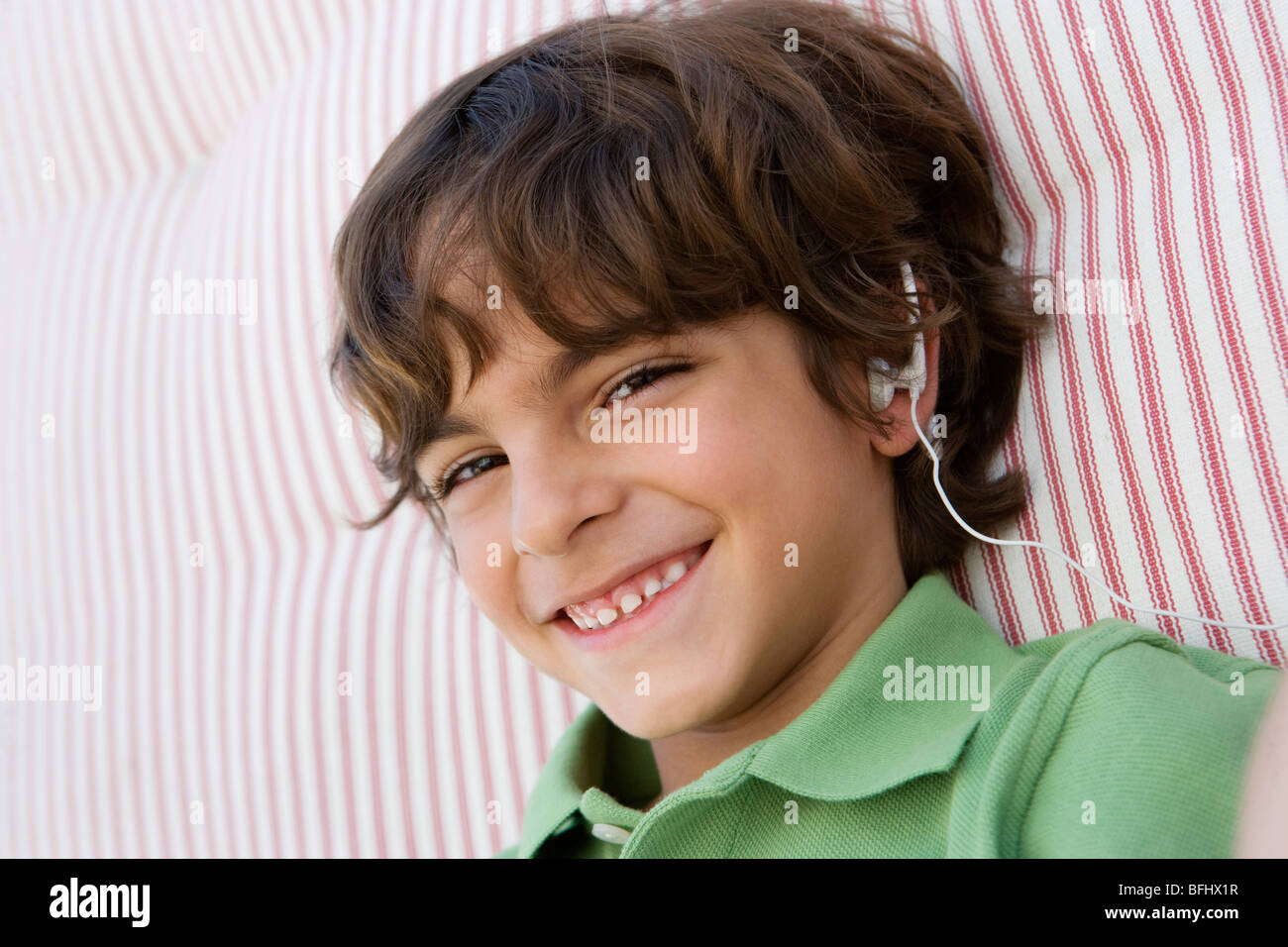 Boy Listening to Headphones Banque D'Images