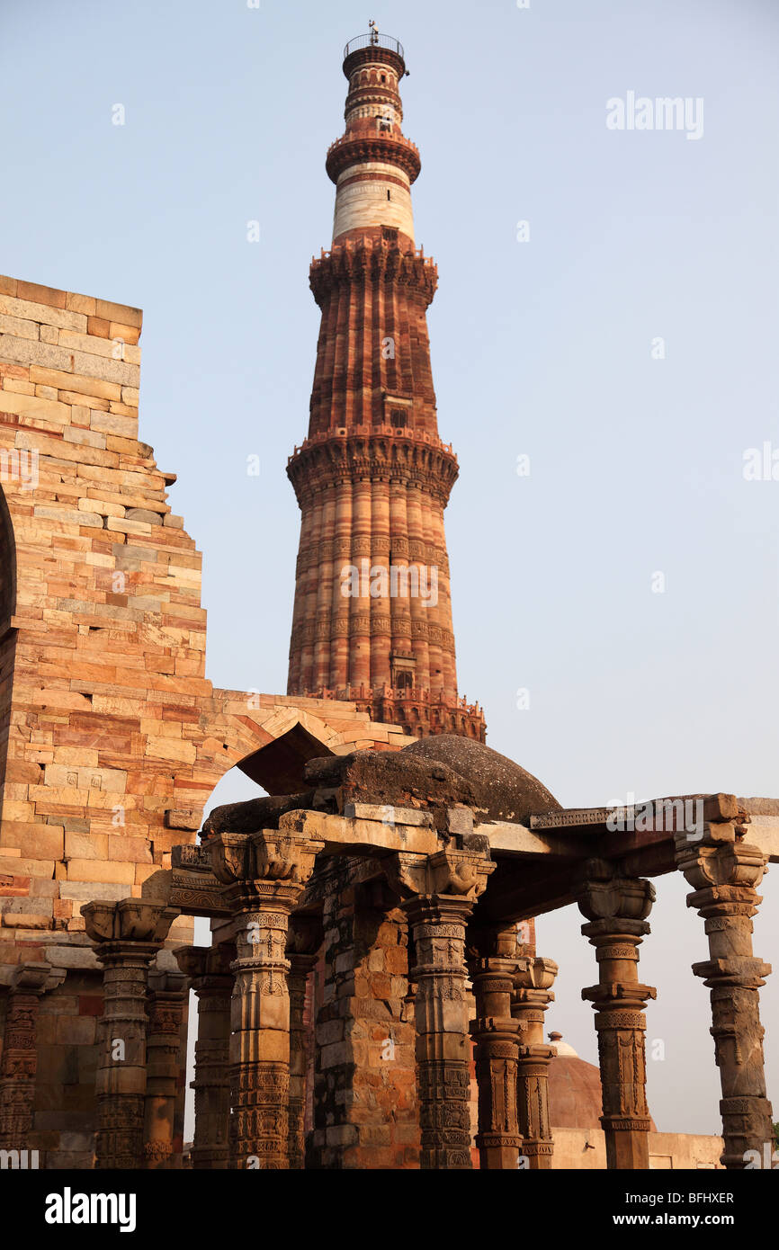 Des supports d'informations sur Qutb Minar complex, New Delhi, Inde. Banque D'Images