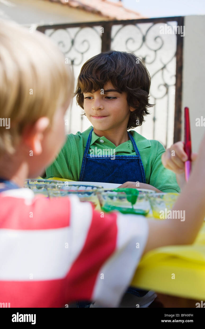 Enfants en peinture Banque D'Images