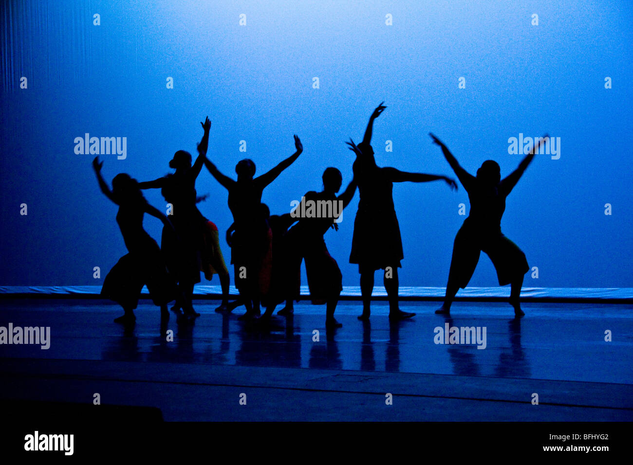 Effectuer présente des chorégraphies modern jazz hip-hop ballet student production théâtrale de la musique légère de costume classe rythmique créer creative Banque D'Images