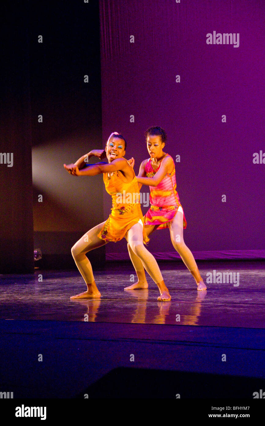 Effectuer présente des chorégraphies modern jazz hip-hop ballet student production théâtrale de la musique légère de costume classe rythmique créer creative Banque D'Images