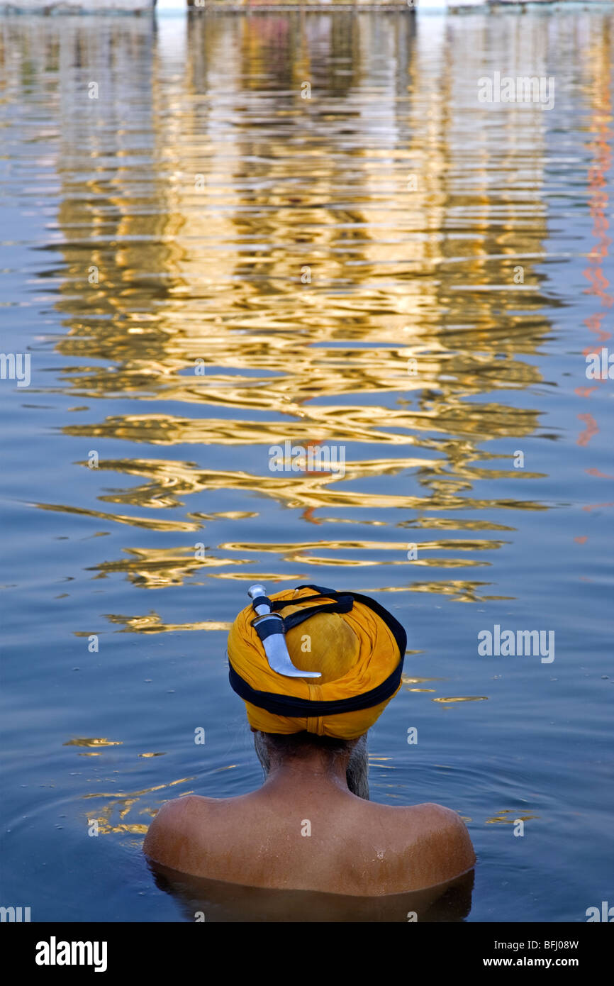 Homme Sikh se baigner dans le Bassin sacré (l'Amrit Sarovar). Le Temple d'or. Amritsar. Punjab. L'Inde Banque D'Images