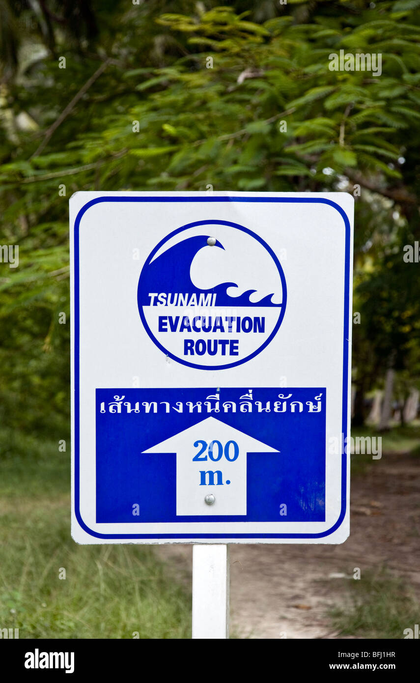 Parcours d'évacuation Tsunami signe. Ko Hua Khwan (île de poulet). La province de Krabi. Thaïlande Banque D'Images