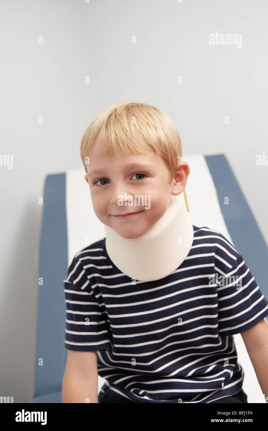 Boy wearing neck brace en hôpital, portrait Banque D'Images
