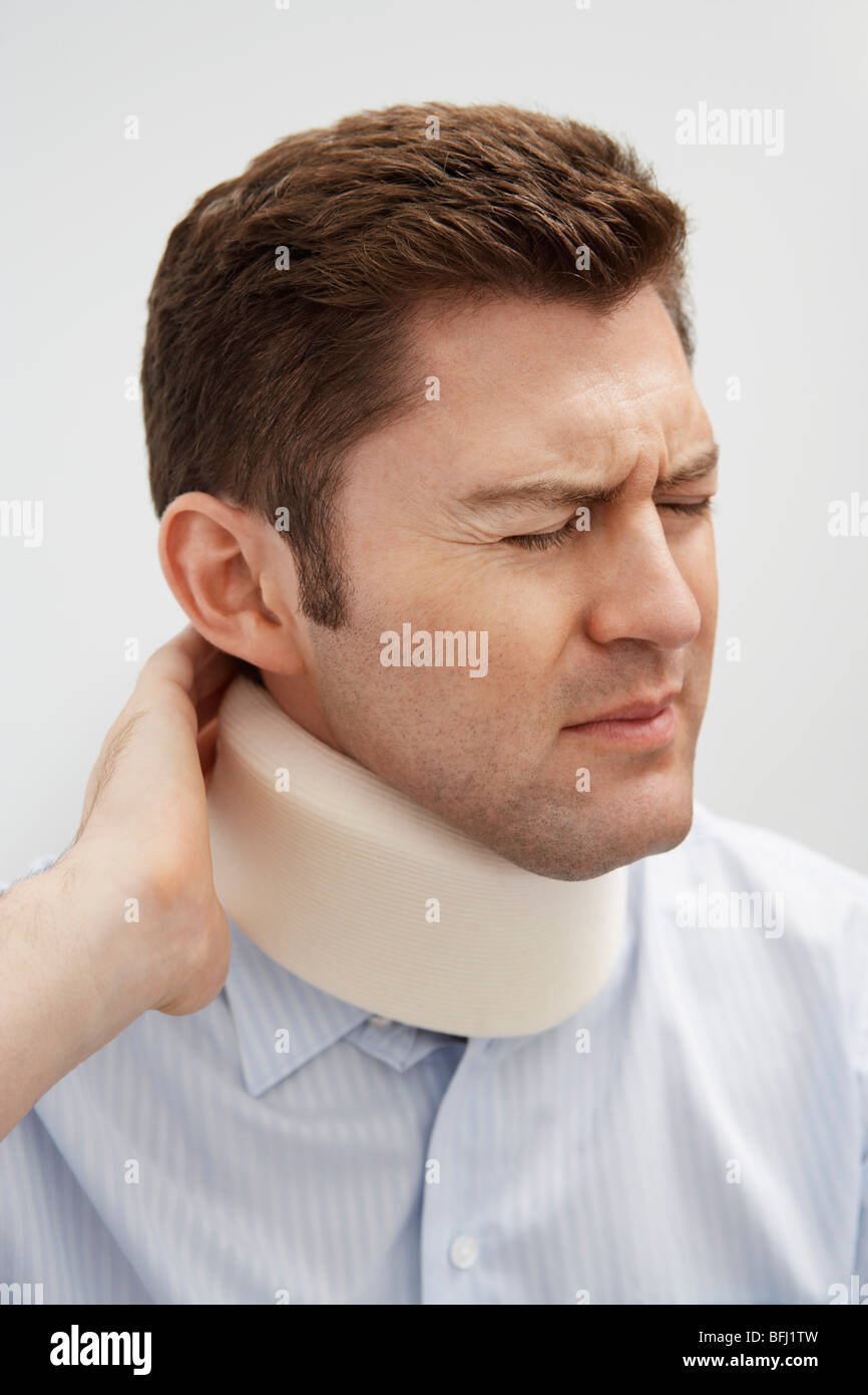 Man wearing neck brace à l'hôpital Banque D'Images