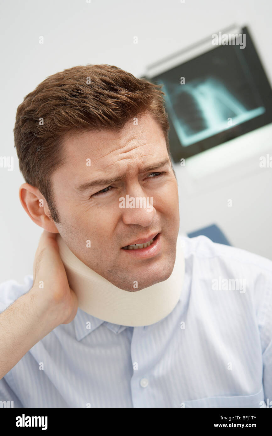 Man wearing neck brace à l'hôpital Banque D'Images