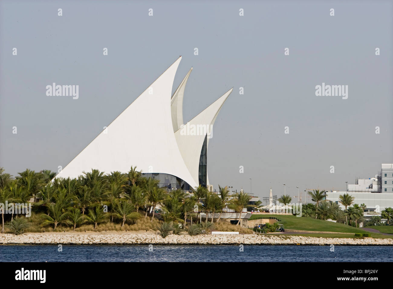 Dubaï, Émirats arabes unis, voiles blanches de Dubai Creek Golf & Yacht Club à Deira Banque D'Images