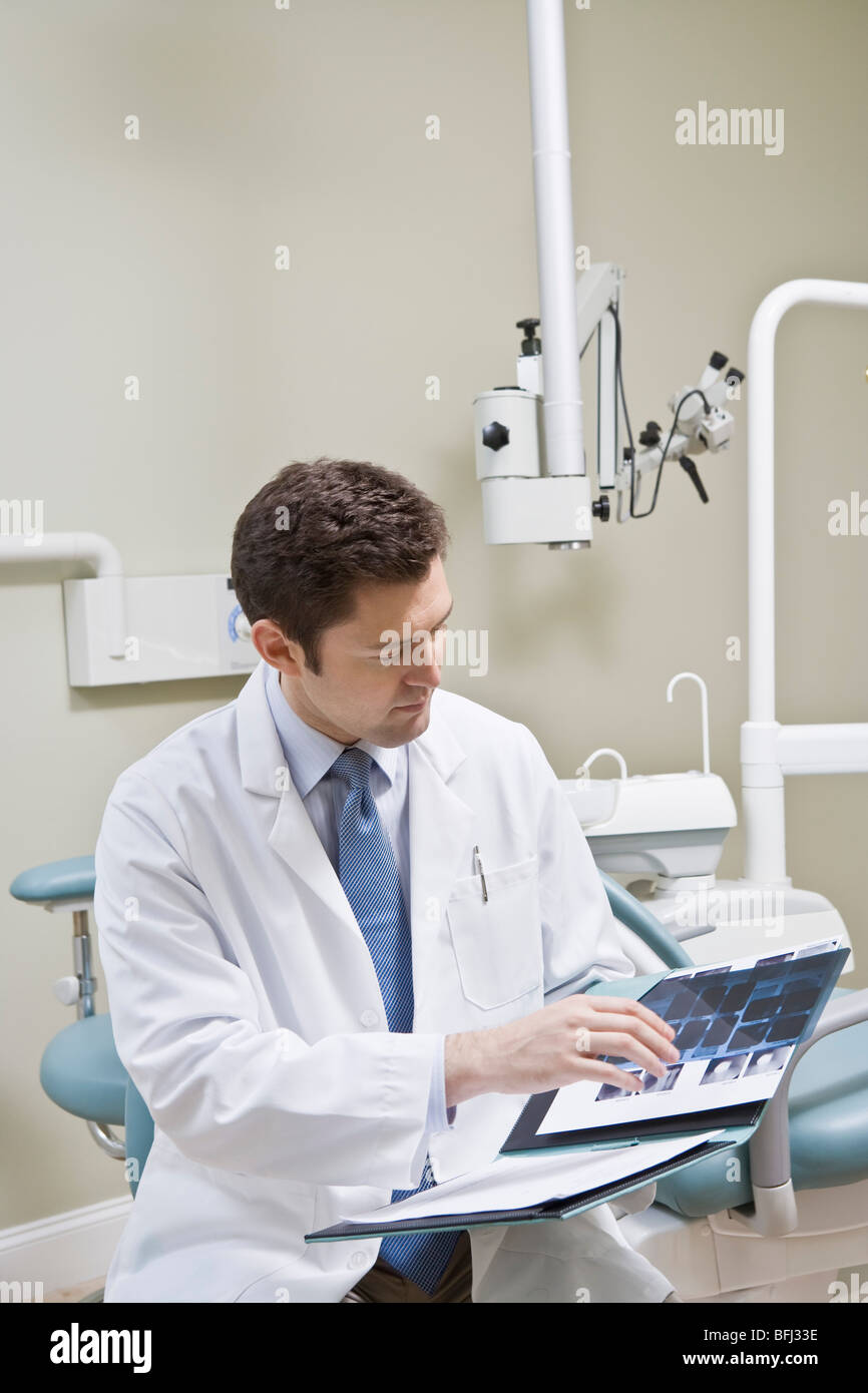 Dentiste à feuilleter medical record Banque D'Images Dentiste à feuilleter medical record Banque D'Images