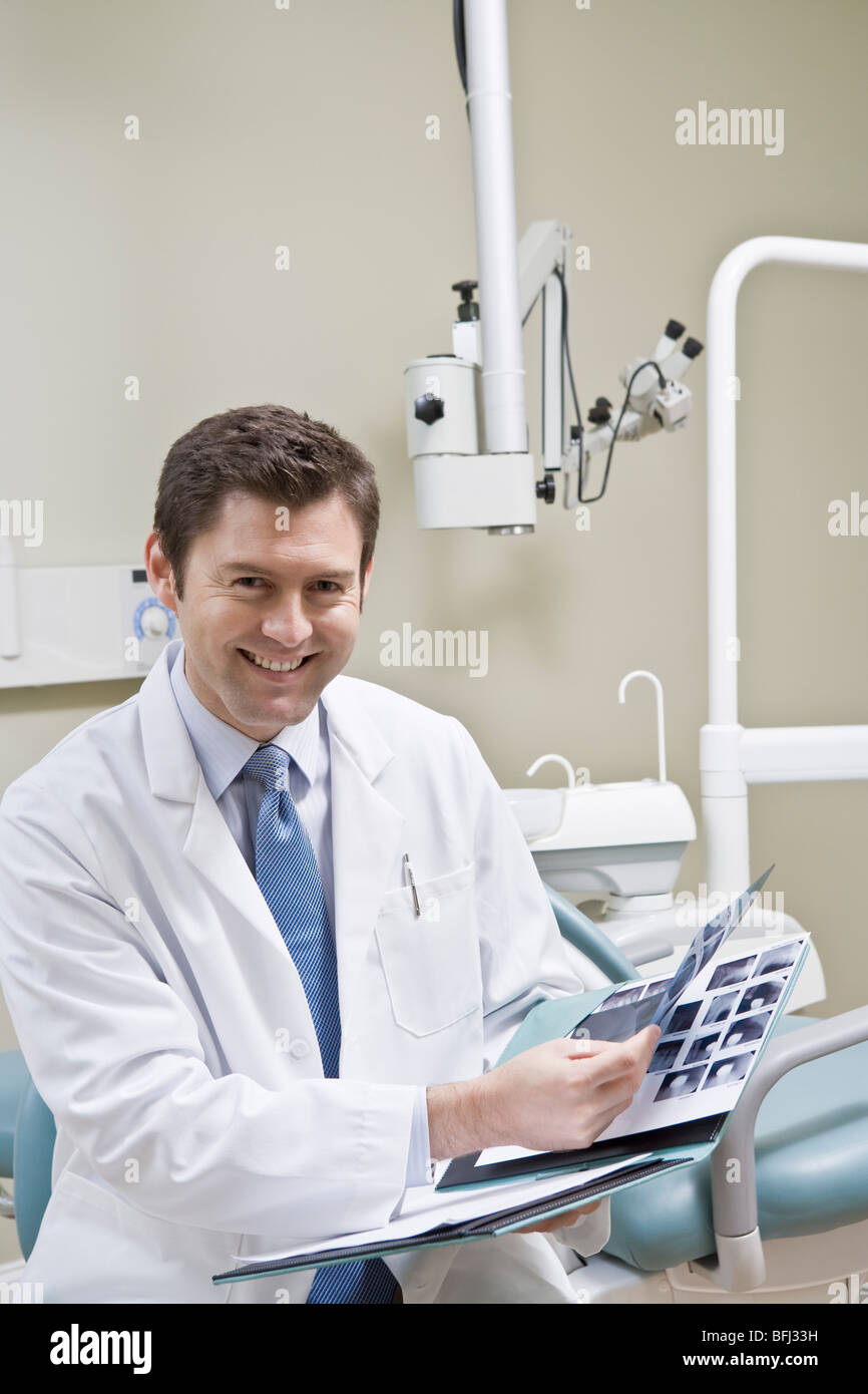 Dentiste à feuilleter medical record Banque D'Images Dentiste à feuilleter medical record Banque D'Images