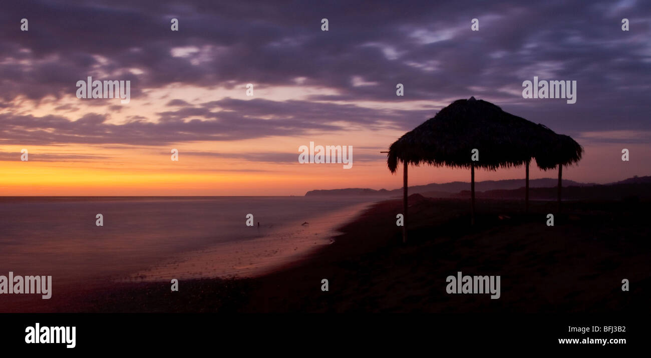 Le soleil se couche sur l'océan Pacifique le long de la côte du centre de l'Équateur. Banque D'Images